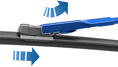 雨刮器片特写,两个蓝色箭头指示将雨刮器片向前向上拉的方向。